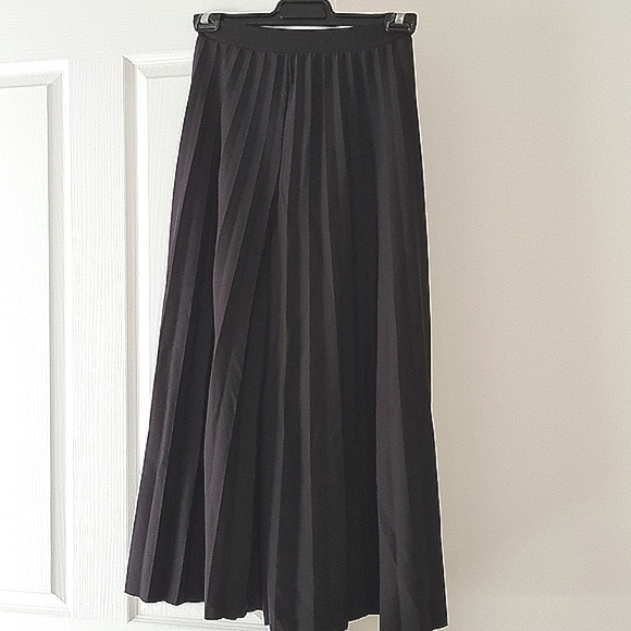 Boohoo black size 10 wide leg pleated pants - Picture 2 of 3